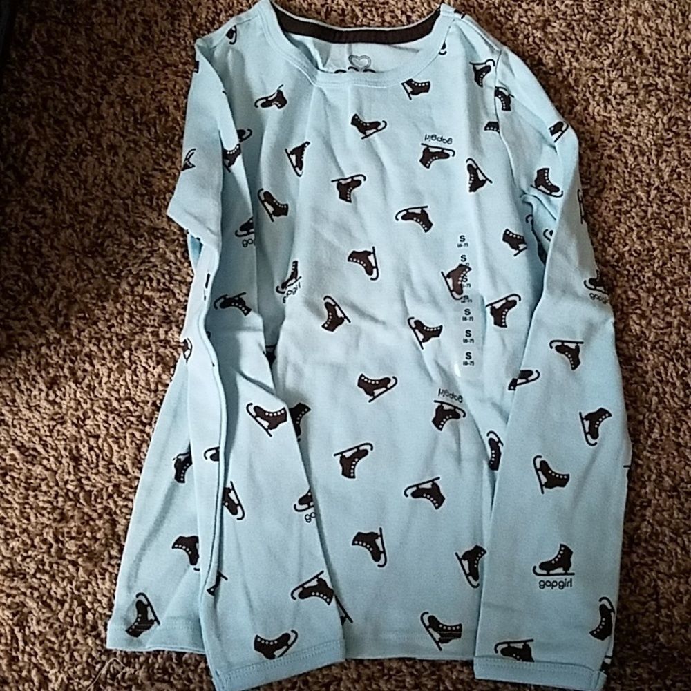GAP Baby Blue Ice Skating Long Sleeve Shirt Size 6/7 Girls Winter Graphic Tee